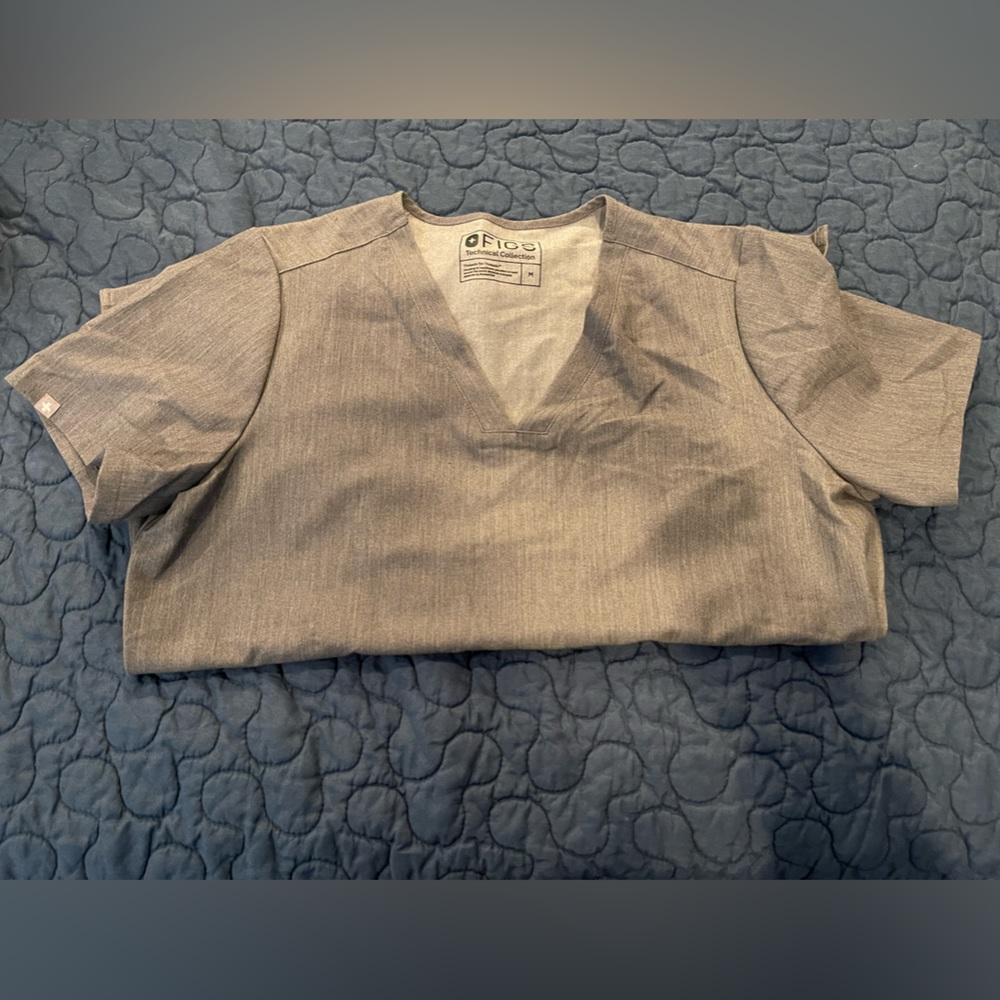Fig scrub heather grey top